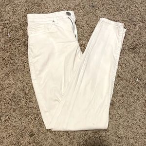 Size 5 white high rise jeans, no boundaries 1 button no stains